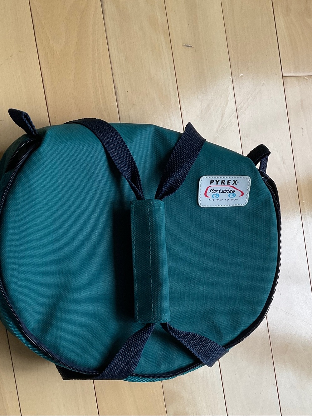 Pyrex Portables Teal and Navy Insulated Round Tote